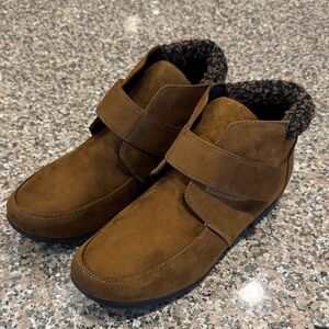 Classique Women’s Brown Cozy Ankle Bootie Size 8.5